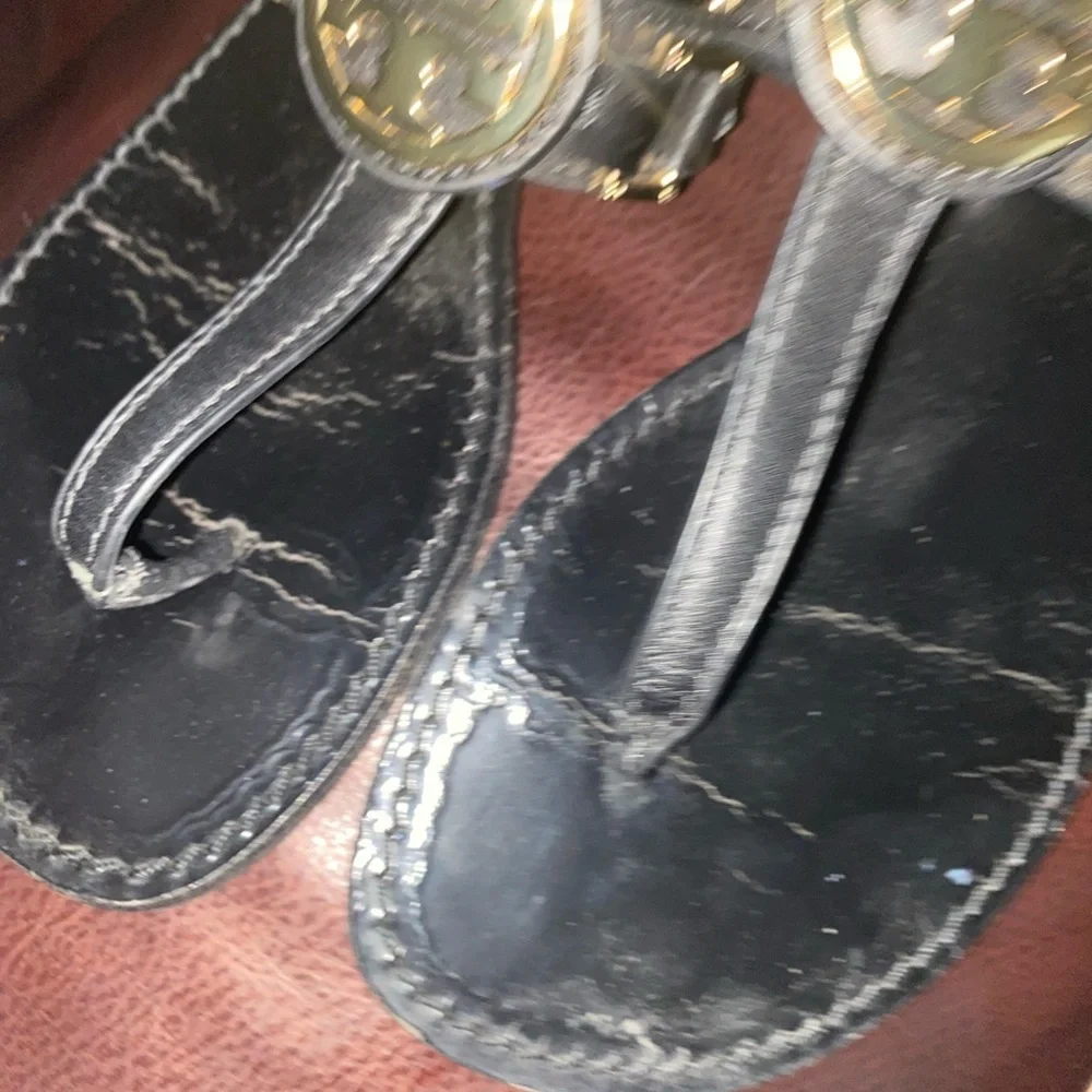 Tory Burch Cassia Black Leather Logo T-Strap Flat Thong Sandals Resortwear 7M